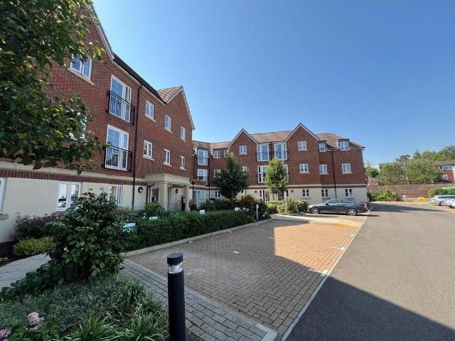 Flat for sale in Knebworth, North Hertfordshire