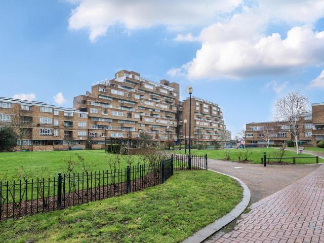 Flat for sale in East Dulwich, Greater London