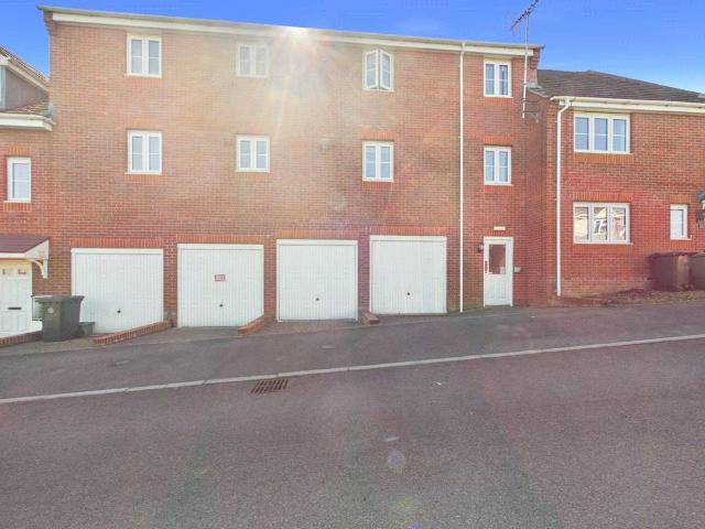 Flat for sale in Woolstrop, Gloucester