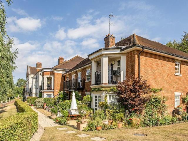 Flat for sale in Red Hill, Surrey