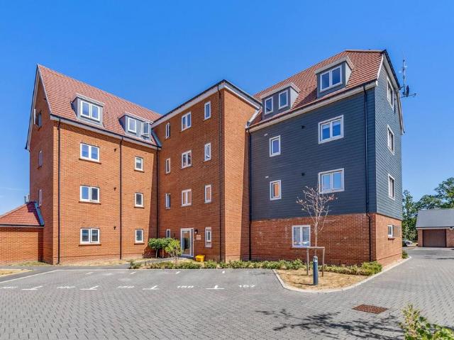 Flat for sale in Kilnwood Vale, Horsham