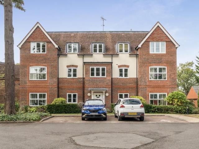 Flat for sale in Heol-las, Surrey
