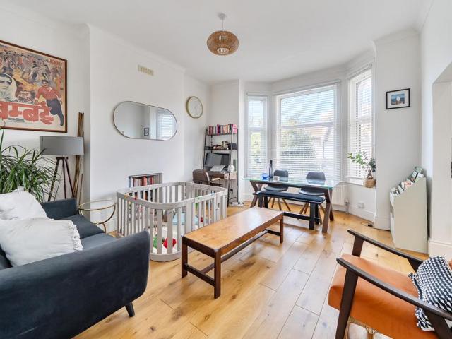 Flat for sale in London Borough of Lewisham, Bell Green
