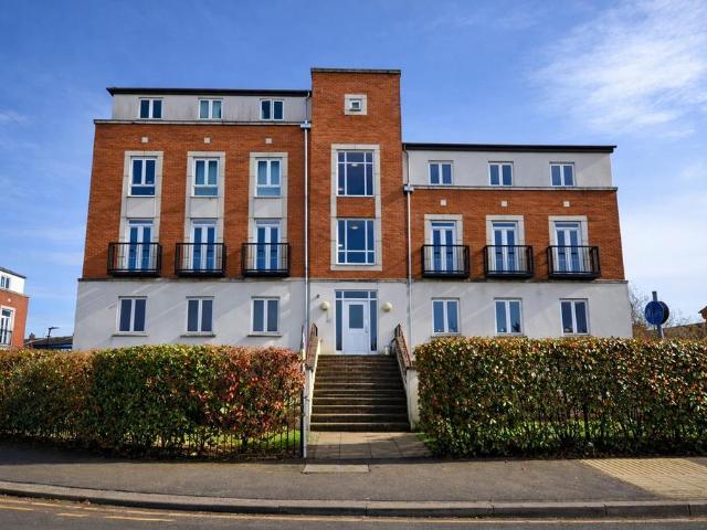 Flat for sale in Hatfield, Fretherne