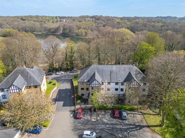 Flat for sale in Oakwood, West Yorkshire