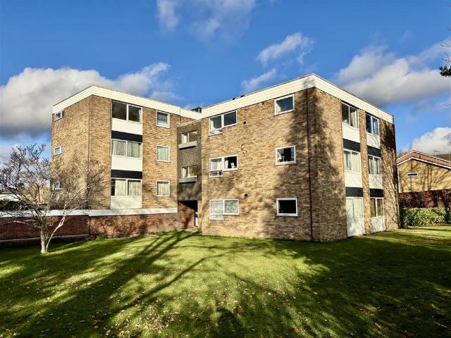 Flat for sale in Heol-las, Surrey