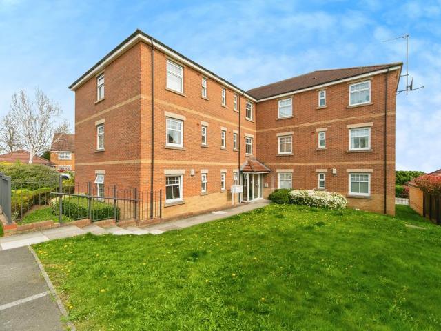 Flat for sale in Jump, South Yorkshire