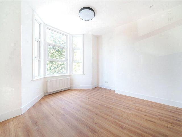 Flat for sale in London Borough of Ealing, Greater London