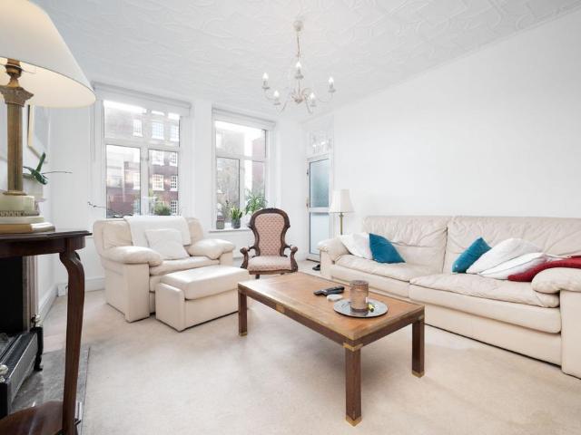 Flat for sale in St. John's Wood, Greater London