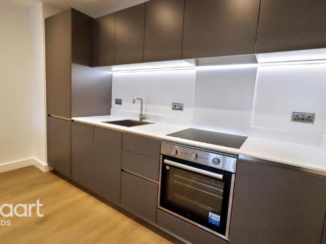 Flat for sale in Richmond Hill, West Yorkshire