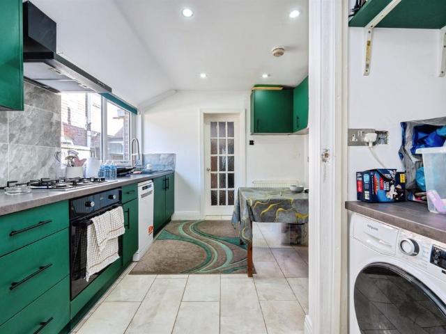Flat for sale in Spring Park, Luton