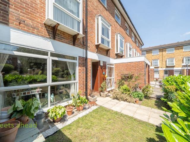 Flat for sale in London Borough of Croydon, Addiscombe