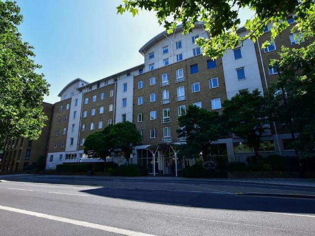 Flat for sale in London Borough of Hounslow, Strand