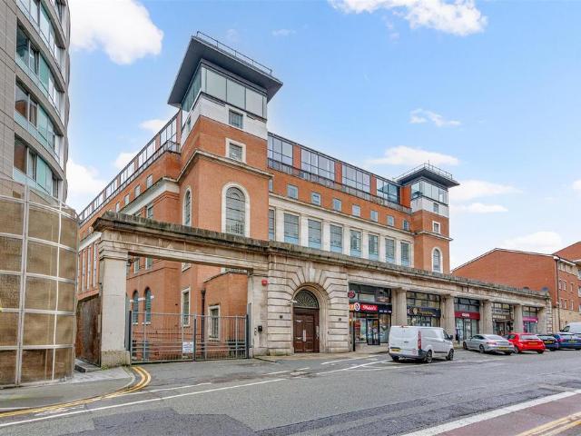 Flat for sale in Calderstones