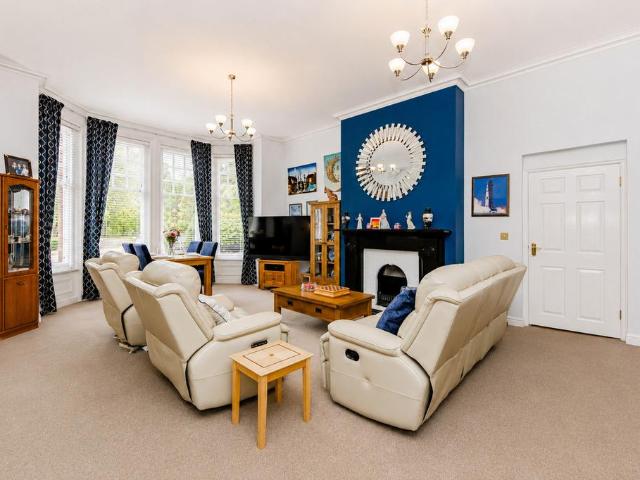 Flat for sale in Chipping Hill, Essex