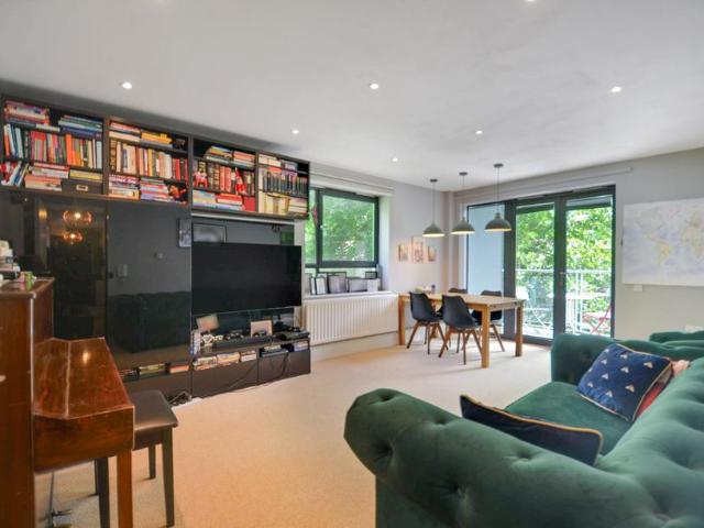 Flat for sale in London Borough of Ealing, Greater London