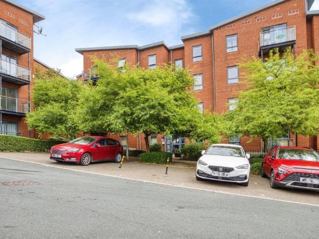 Flat for sale in Richmond Hill, West Yorkshire