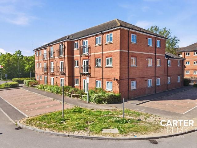 Flat for sale in Laindon, Essex