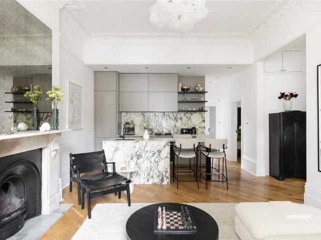 Flat for sale in Queen's Park, Greater London
