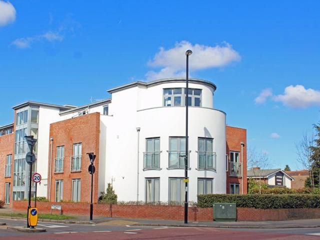 Flat for sale in Sanderstead, Sanderstead
