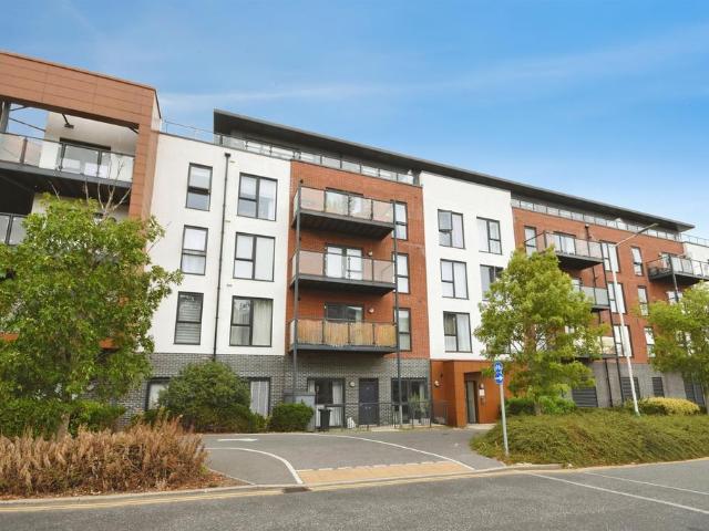Flat for sale in Harold Wood, Greater London