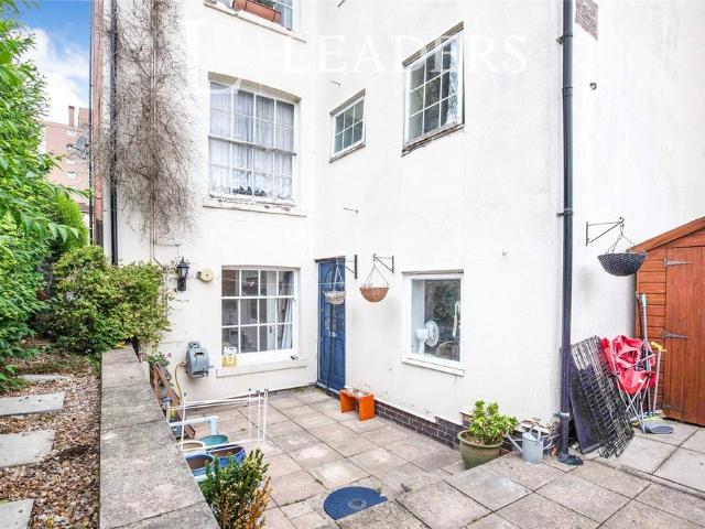 Flat for sale in Sydenham, Warwick