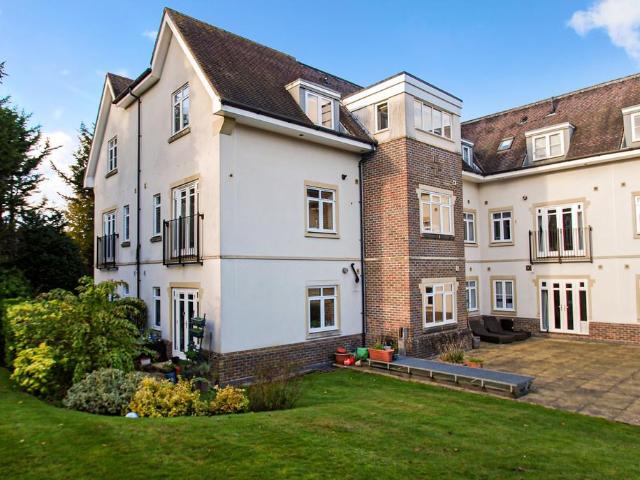 Flat for sale in Beaconsfield, Knotty Green