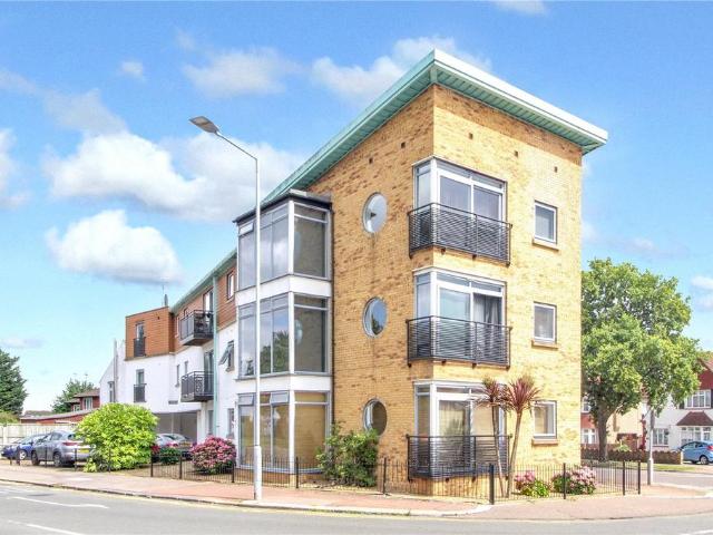 Flat for sale in Alton Barnes, Essex