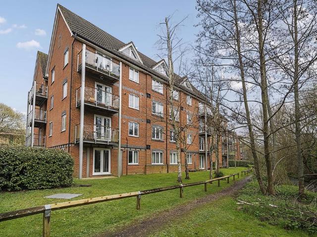 Flat for sale in Bolton Low Houses, Hampshire