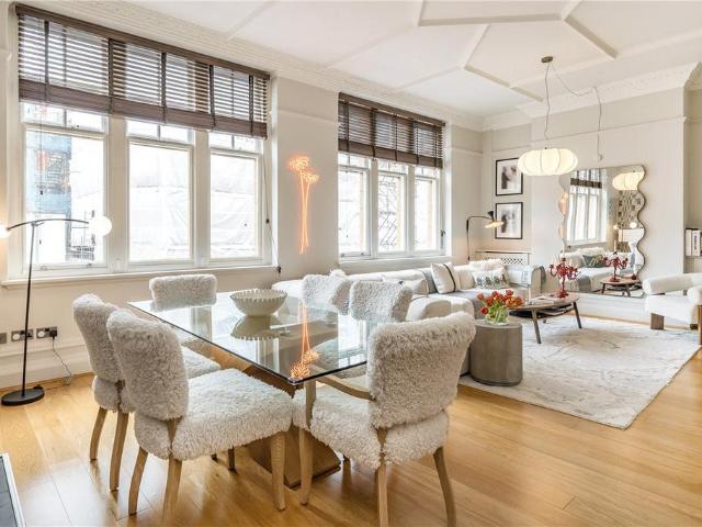 Flat for sale in Mayfair, Greater London
