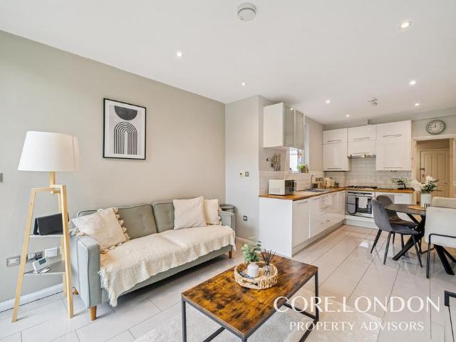 Flat for sale in London Borough of Ealing, Greater London