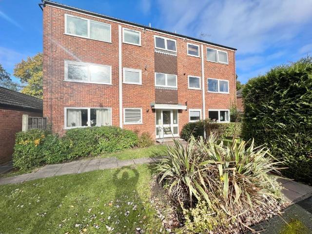 Flat for sale in Heol-las, Surrey