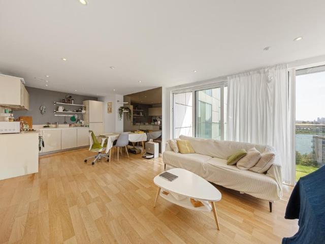 Flat for sale in Woodberry Down, Stamford Hill