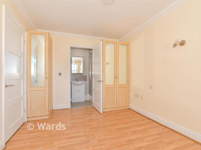 Flat for sale in The Bridge, Kent