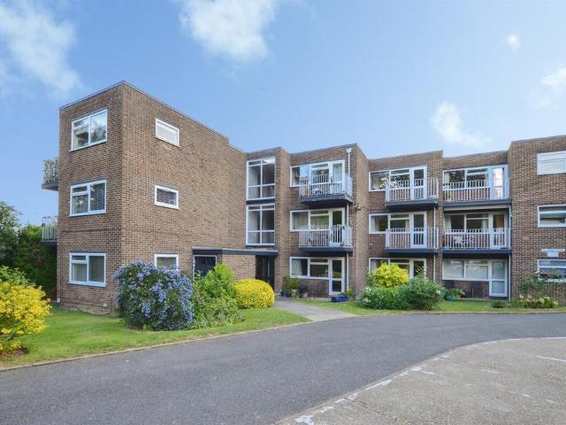 Flat for sale in Hatching Green, Five Acres