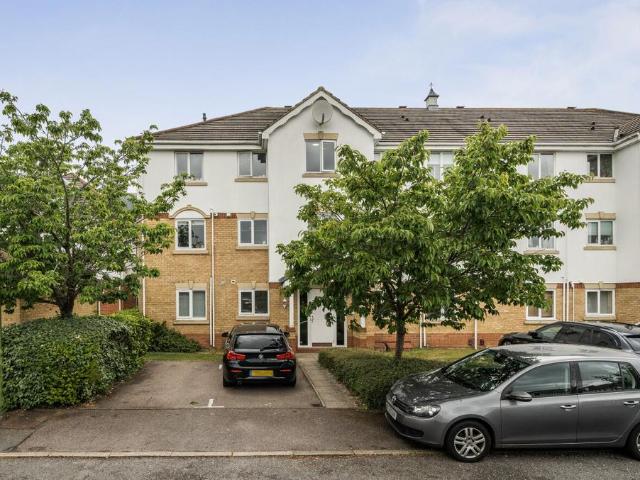 Flat for sale in Batchworth, Hertfordshire