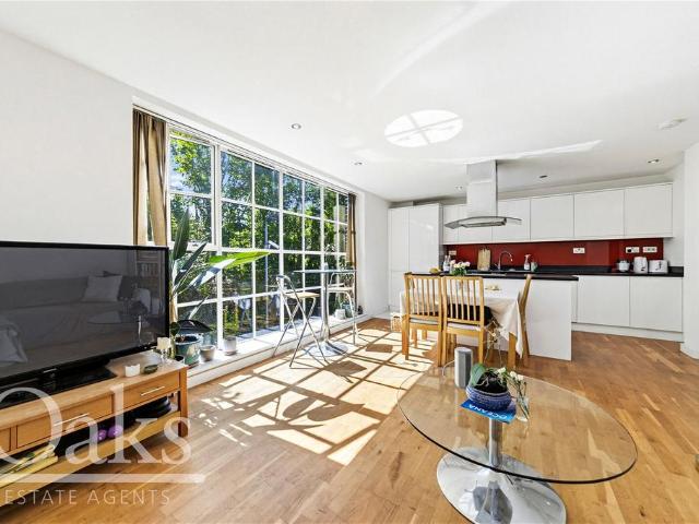 Flat for sale in Tulse Hill, Greater London