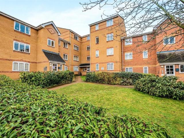 Flat for sale in Aldershot, Hampshire
