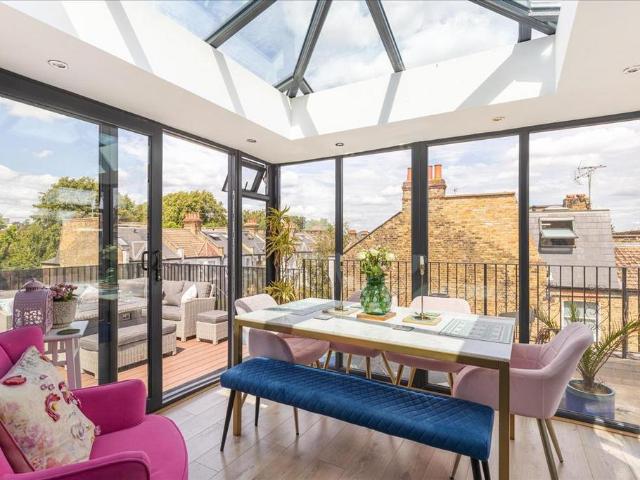 Flat for sale in Fulham, Greater London
