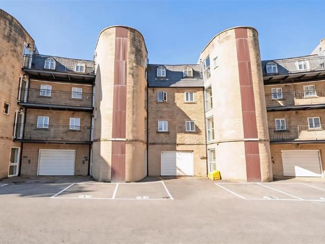 Flat for sale in Hullenedge, Calderdale
