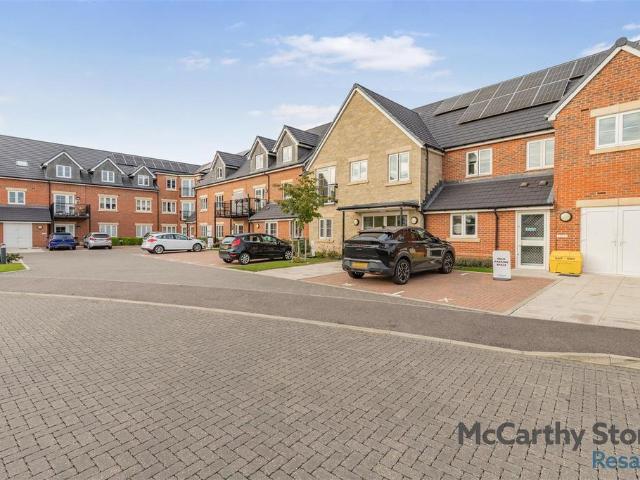 Flat for sale in Olney