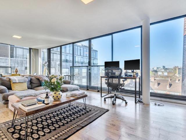 Flat for sale in Walworth, Greater London