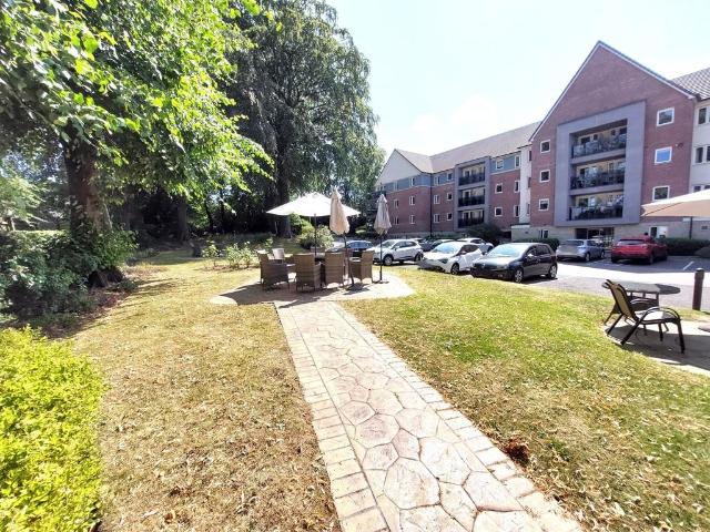 Flat for sale in Heaton Park, Bury