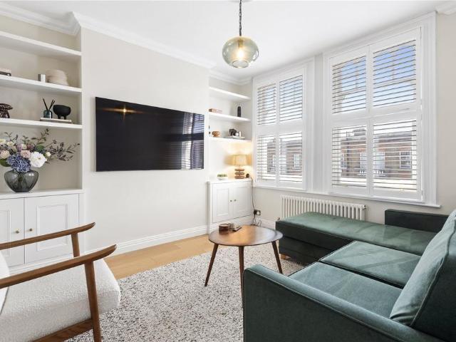 Flat for sale in Clapham Junction, Greater London