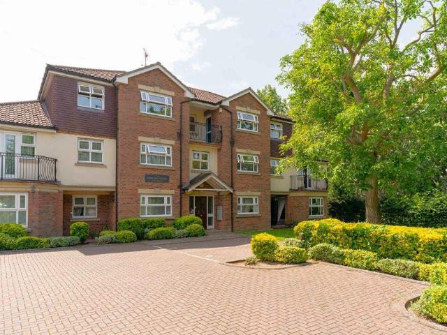 Flat for sale in London Borough of Croydon, Waddon