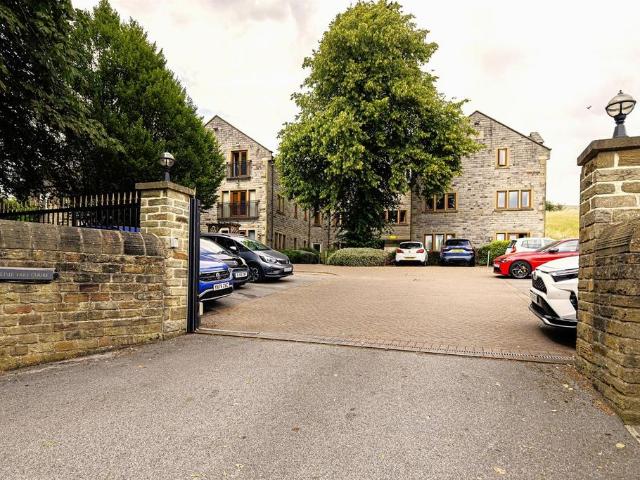 Flat for sale in Ainley Top, West Yorkshire