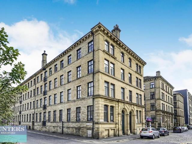 Flat for sale in West Yorkshire