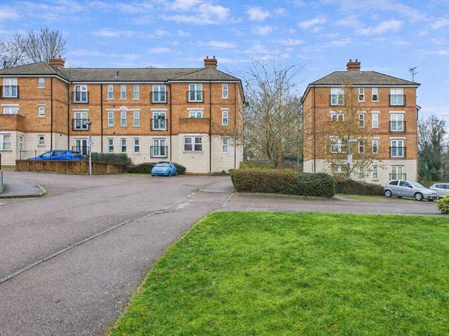 Flat for sale in Hammerfield, Pouchen End