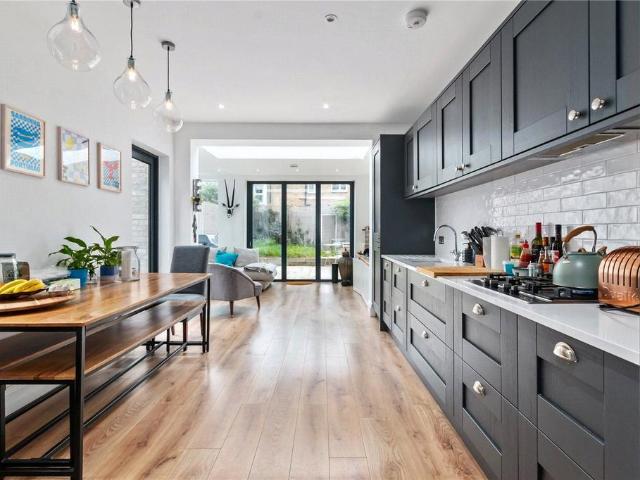 Flat for sale in London Borough of Wandsworth, Greater London