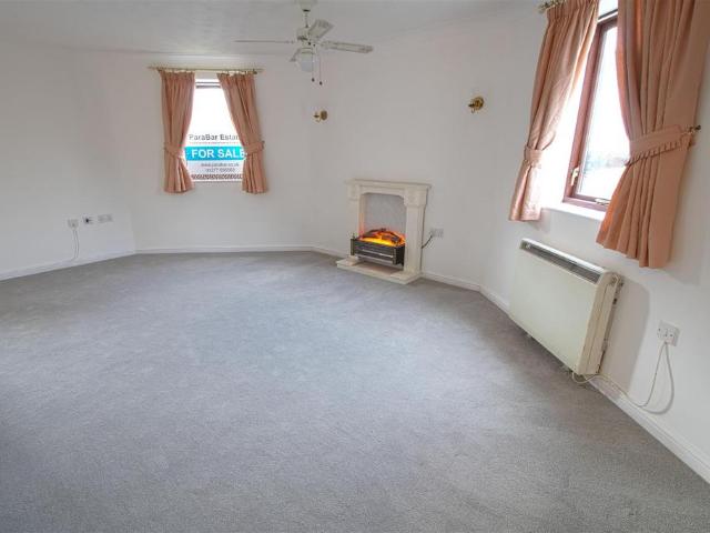 Flat for sale in Queens Park, Billericay